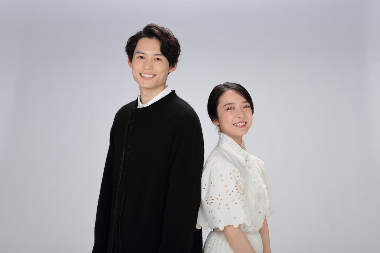 NHKの連続テレビ小説「カムカムエヴリバディ」の」の放送開始前にしてインタビューに応じた左から松村北斗、上白石萌音（Ｃ）NHK