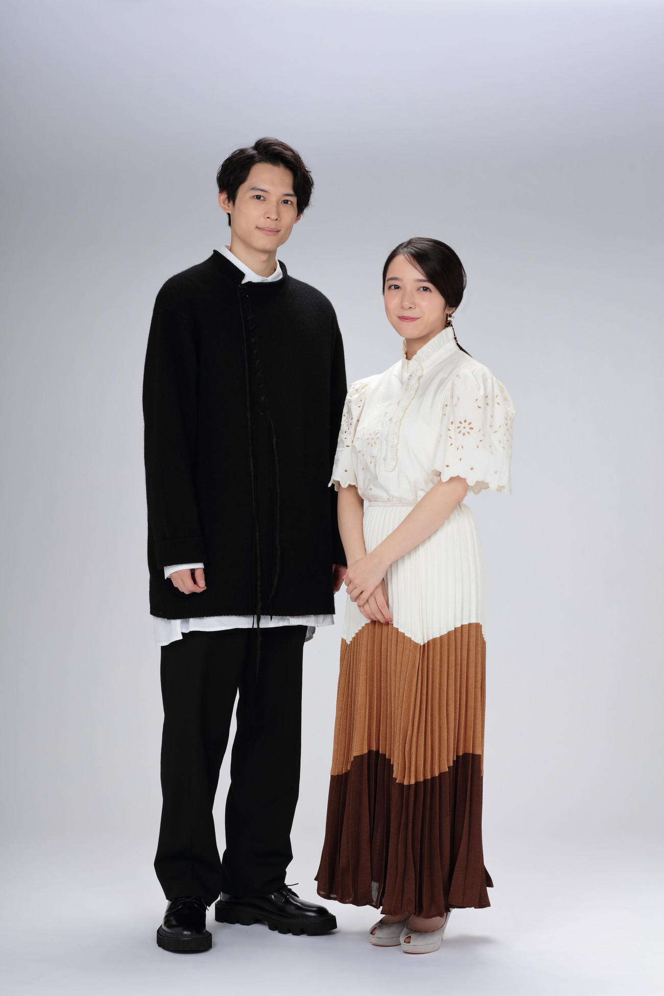 NHKの連続テレビ小説「カムカムエヴリバディ」の」の放送開始前にしてインタビューに応じた左から松村北斗、上白石萌音（Ｃ）NHK