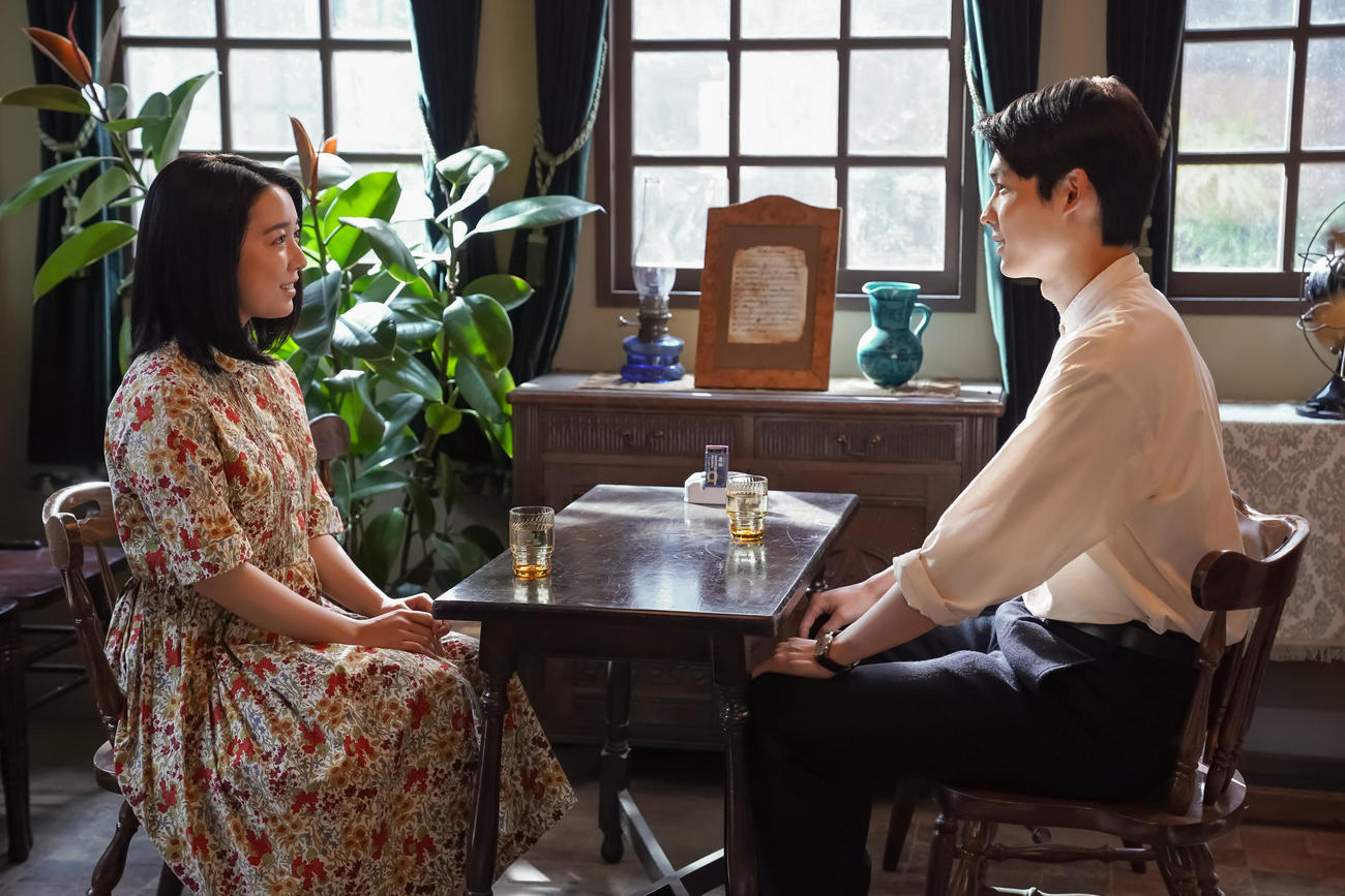 NHKの連続テレビ小説「カムカムエヴリバディ」の」の1シーン。上白石萌音（左）と松村北斗（Ｃ）NHK