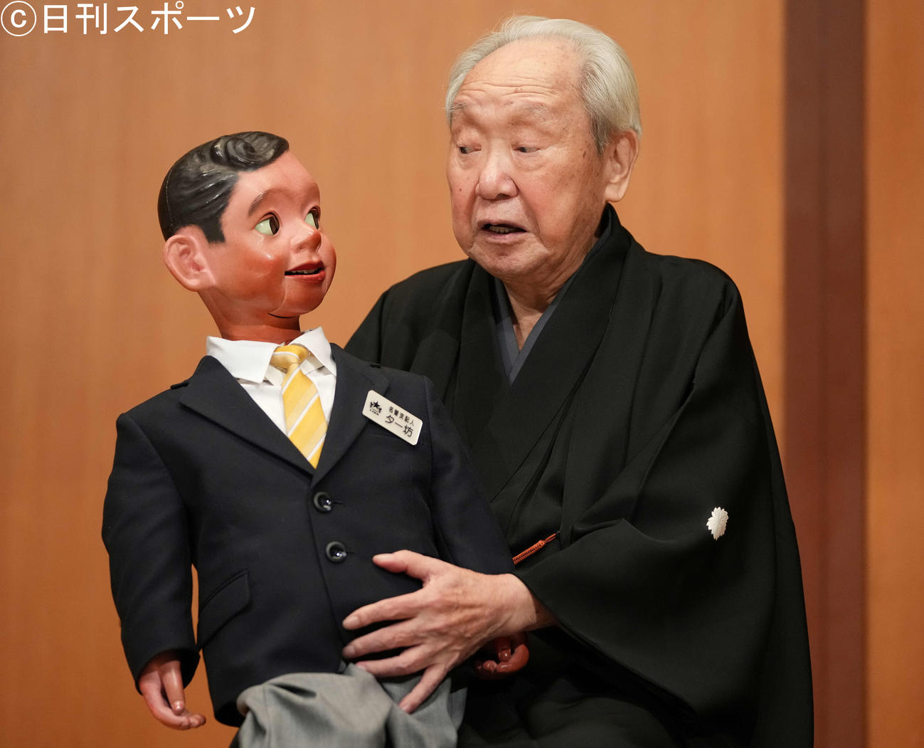 「金翁芸能80周年記念の会～金翁ロードショー～」後の囲み取材で、腹話術人形の「ター坊」と見つめ合う三遊亭金翁（撮影・鈴木みどり）