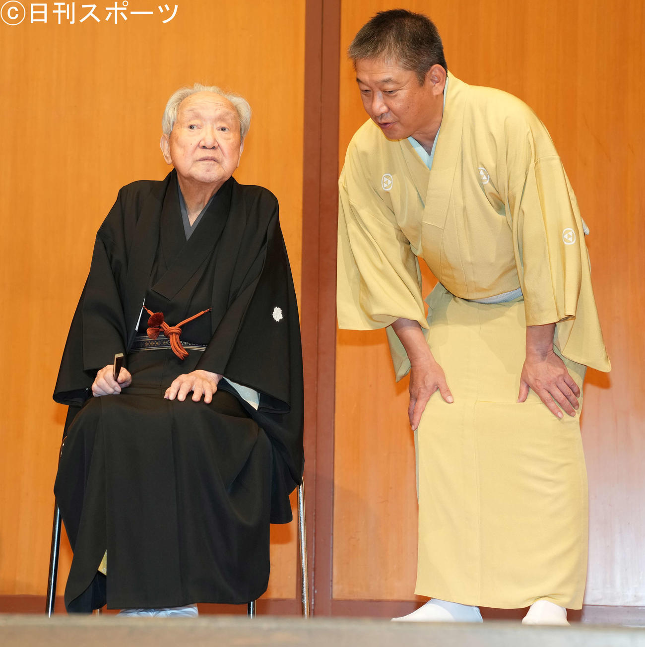 「金翁芸能80周年記念の会～金翁ロードショー～」後、囲み取材に応じる三遊亭金翁。右は三遊亭金馬（撮影・鈴木みどり）