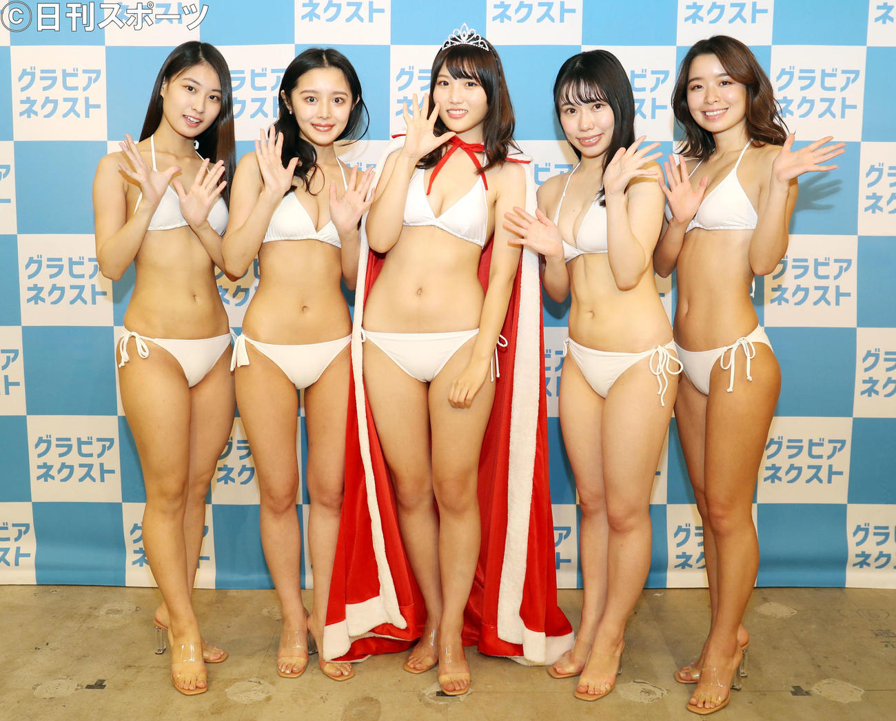 「グラビアネクスト2021」で記念撮影をする、左から特別賞の鈴丸すう、準グランプリの清水ひな、グランプリの檸檬、ミクチャ賞のゆき、特別賞の片桐桜（撮影・狩俣裕三）