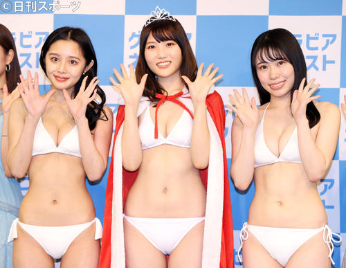 「グラビアネクスト2021」で記念撮影をするグランプリの檸檬（中央）。左は準グランプリの清水ひな、右はミクチャ賞のゆき（撮影・狩俣裕三）