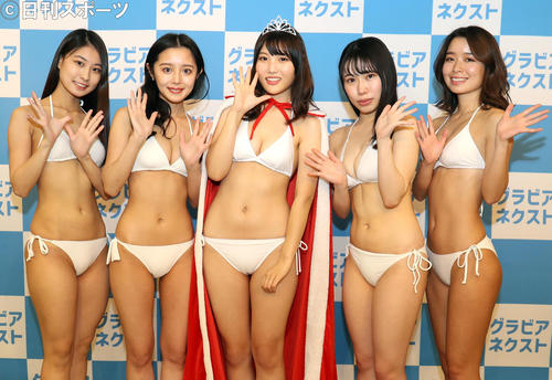 「グラビアネクスト2021」で記念撮影をする、左から特別賞の鈴丸すう、準グランプリの清水ひな、グランプリの檸檬ミクチャ賞のゆき、特別賞の片桐桜（撮影・狩俣裕三）