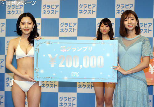 「グラビアネクスト2021」で記念撮影をする準グランプリの清水ひな（左）とプレゼンターの中崎絵梨奈（撮影・狩俣裕三）