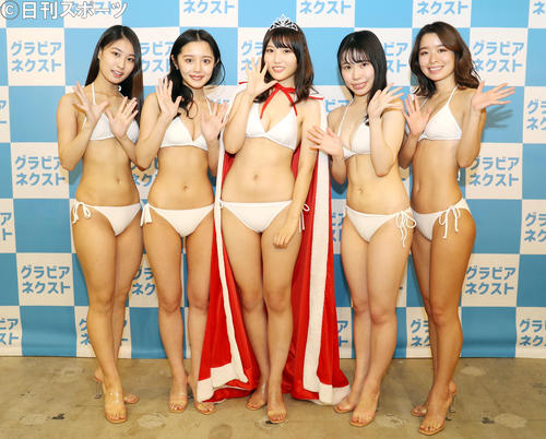 「グラビアネクスト2021」で記念撮影をする、左から特別賞の鈴丸すう、準グランプリの清水ひな、グランプリの檸檬、ミクチャ賞のゆき、特別賞の片桐桜（撮影・狩俣裕三）
