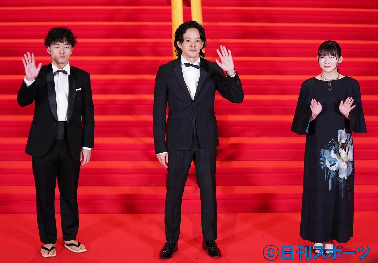 レッドカーペットに登場した、左から松居大悟監督、池松壮亮、伊藤沙莉（撮影・横山健太）