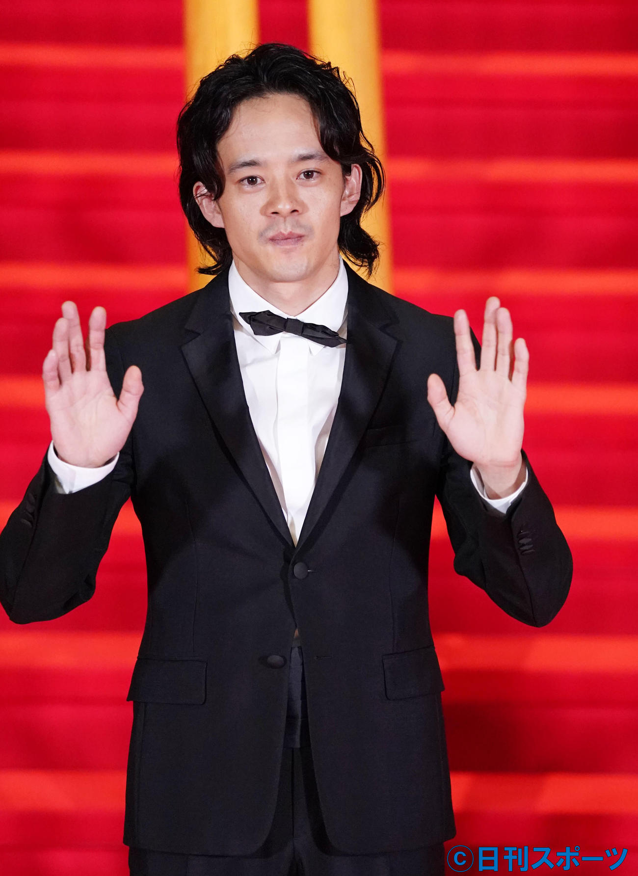 レッドカーペットに登場し手を振る池松壮亮（撮影・横山健太）