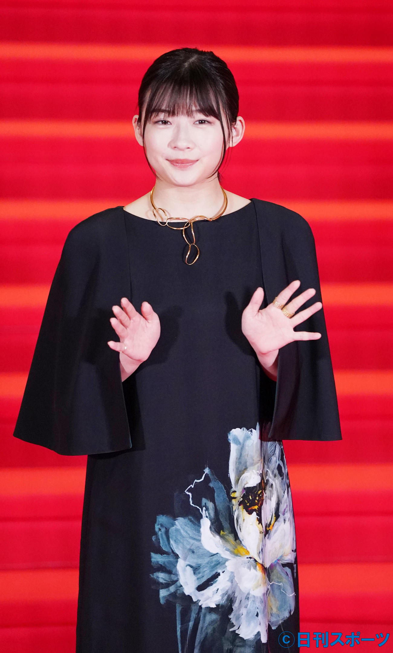 レッドカーペットに登場し手を振る伊藤沙莉（撮影・横山健太）