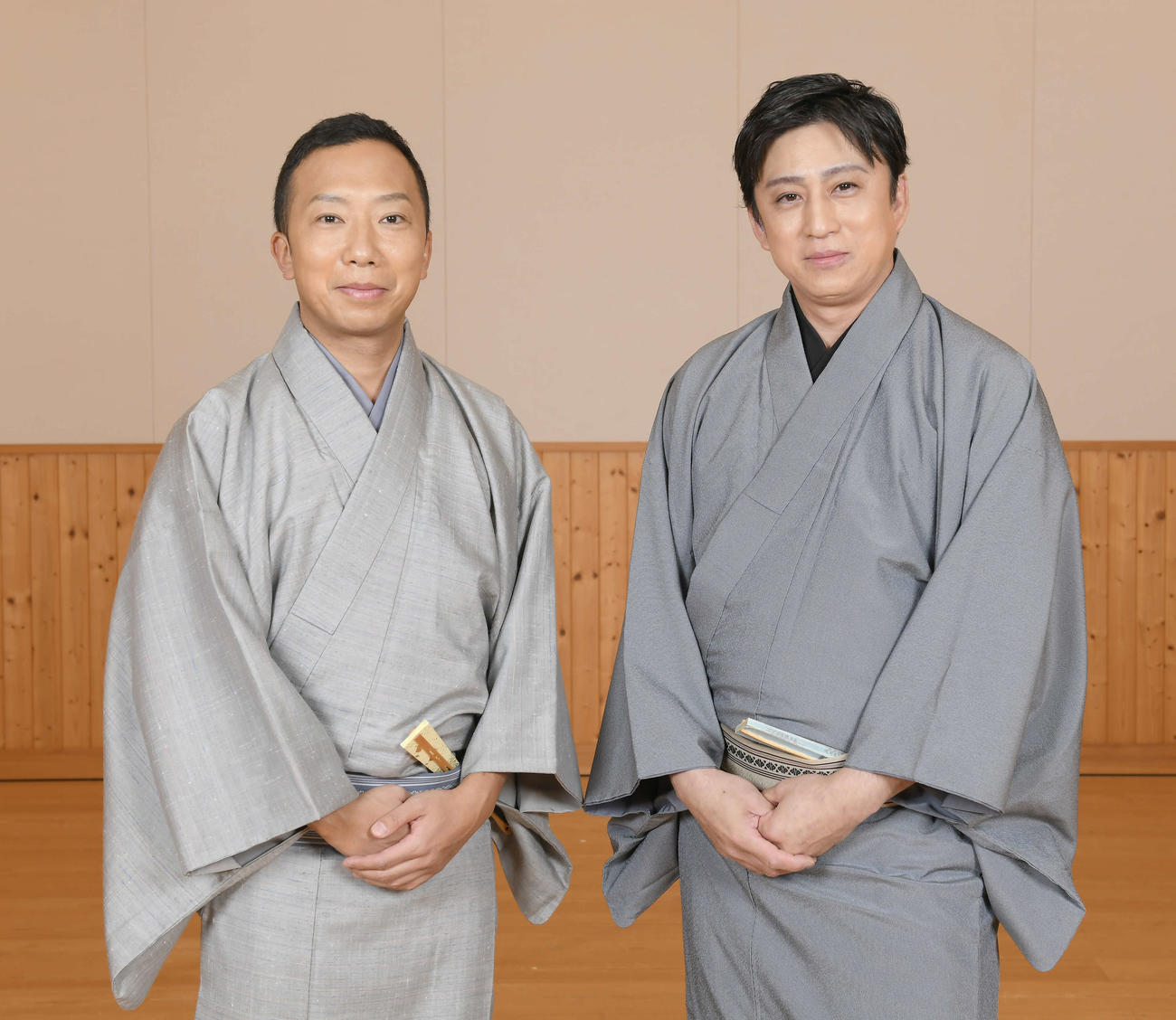 歌舞伎座で上演する「花競忠臣顔見勢(はなくらべぎしのかおみせ）」について語った市川猿之助（左）、松本幸四郎