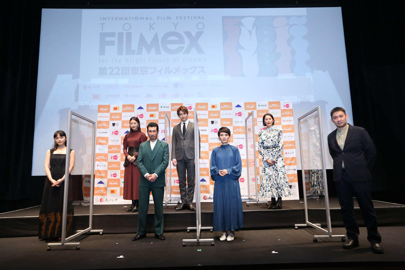 映画「偶然と想像」舞台あいさつに出席した、手前左から古川琴音、渋川清彦、占部房子、濱口竜介監督、後方左から玄理、甲斐翔真、河井青葉