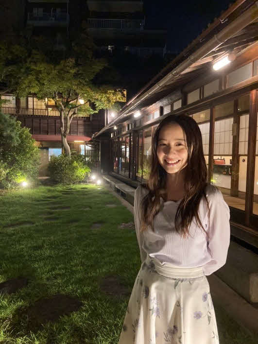 「言霊荘」の公式ブログで公開された、料亭前に立つ堀田真由のオフショット