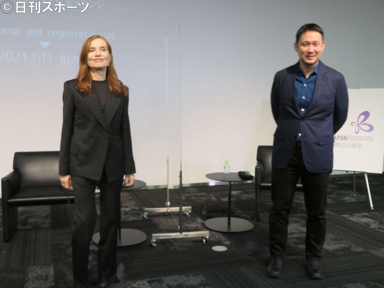 東京国際映画祭が国際交流基金アジアセンターと共催した「トークシリーズ＠アジア交流ラウンジ」で対談した、イザベル・ユペールと濱口竜介監督（撮影・村上幸将）
