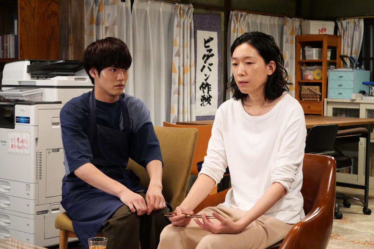 春野優（赤楚衛二＝左）の採用を決めた氷河衛（江口のりこ）（C）フジテレビ