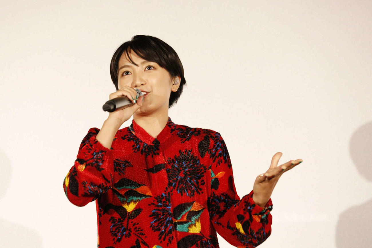 アニメ映画「神在月のこども」大ヒット御礼イベントで歌唱するmiwa