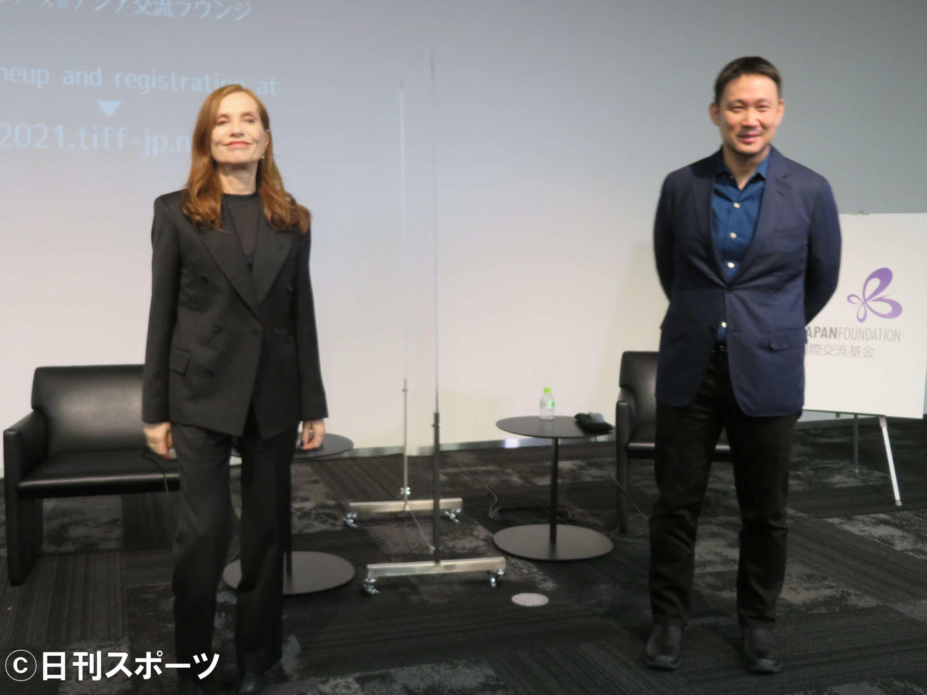 東京国際映画祭が国際交流基金アジアセンターと共催した「トークシリーズ＠アジア交流ラウンジ」で対談した、イザベル・ユペールと濱口竜介監督（撮影・村上幸将）