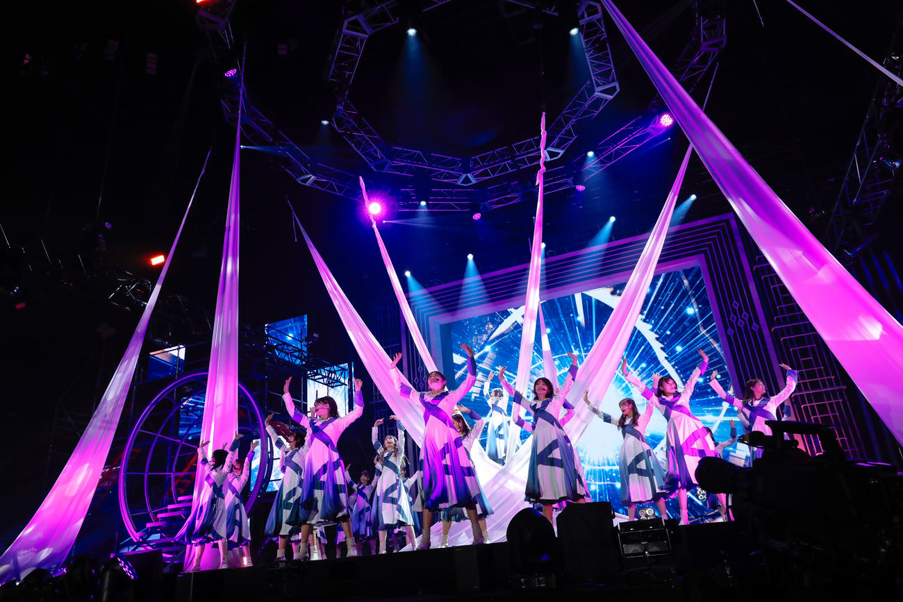 初の全国ツアー千秋楽でパフォーマンスする櫻坂46　撮影／上山陽介