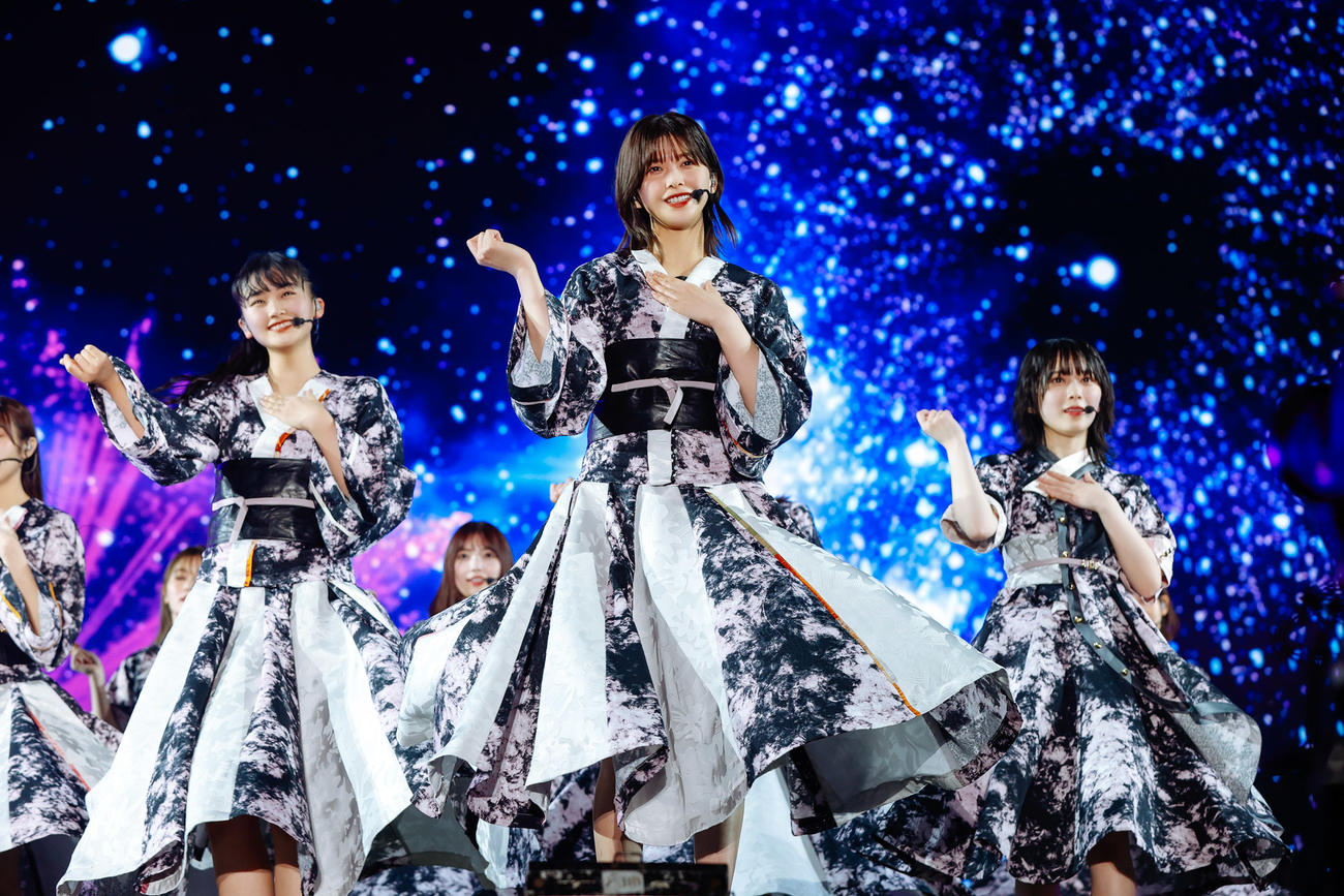 初の全国ツアー千秋楽でパフォーマンスする櫻坂46　撮影／上山陽介