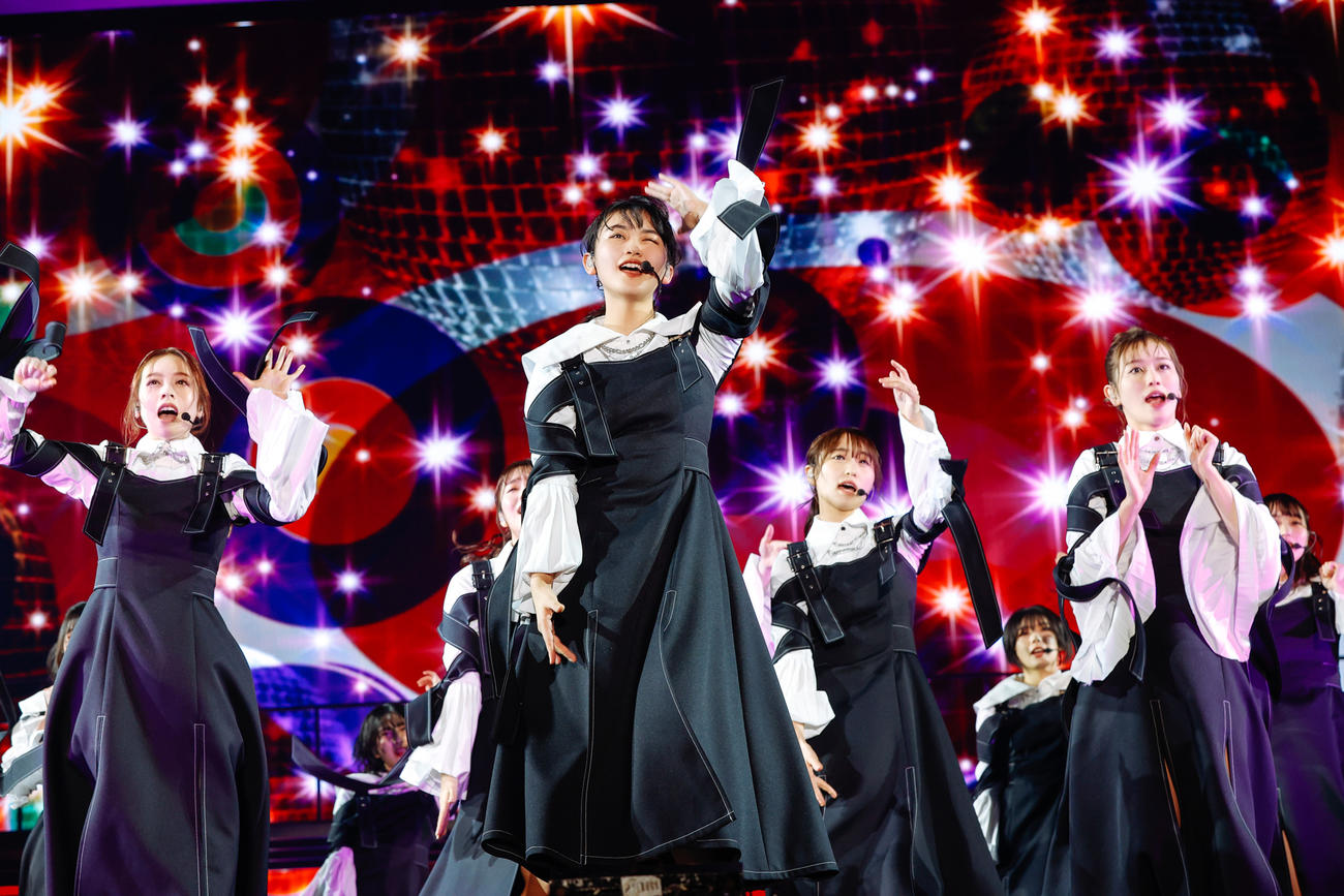 初の全国ツアー千秋楽でパフォーマンスする櫻坂46　撮影／上山陽介