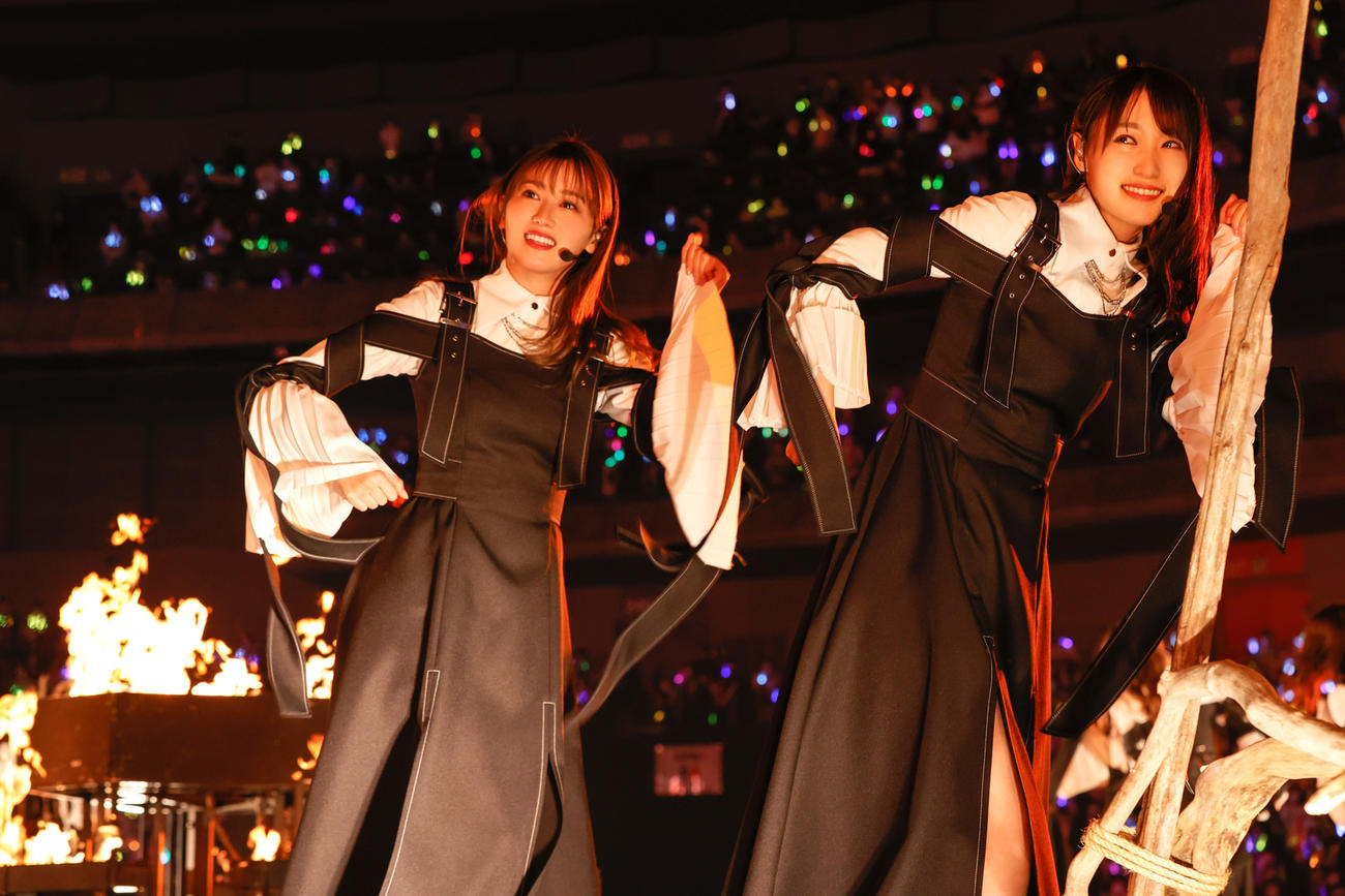 初の全国ツアー千秋楽でパフォーマンスする櫻坂46。守屋茜（左）と菅井友香　撮影／上山陽介