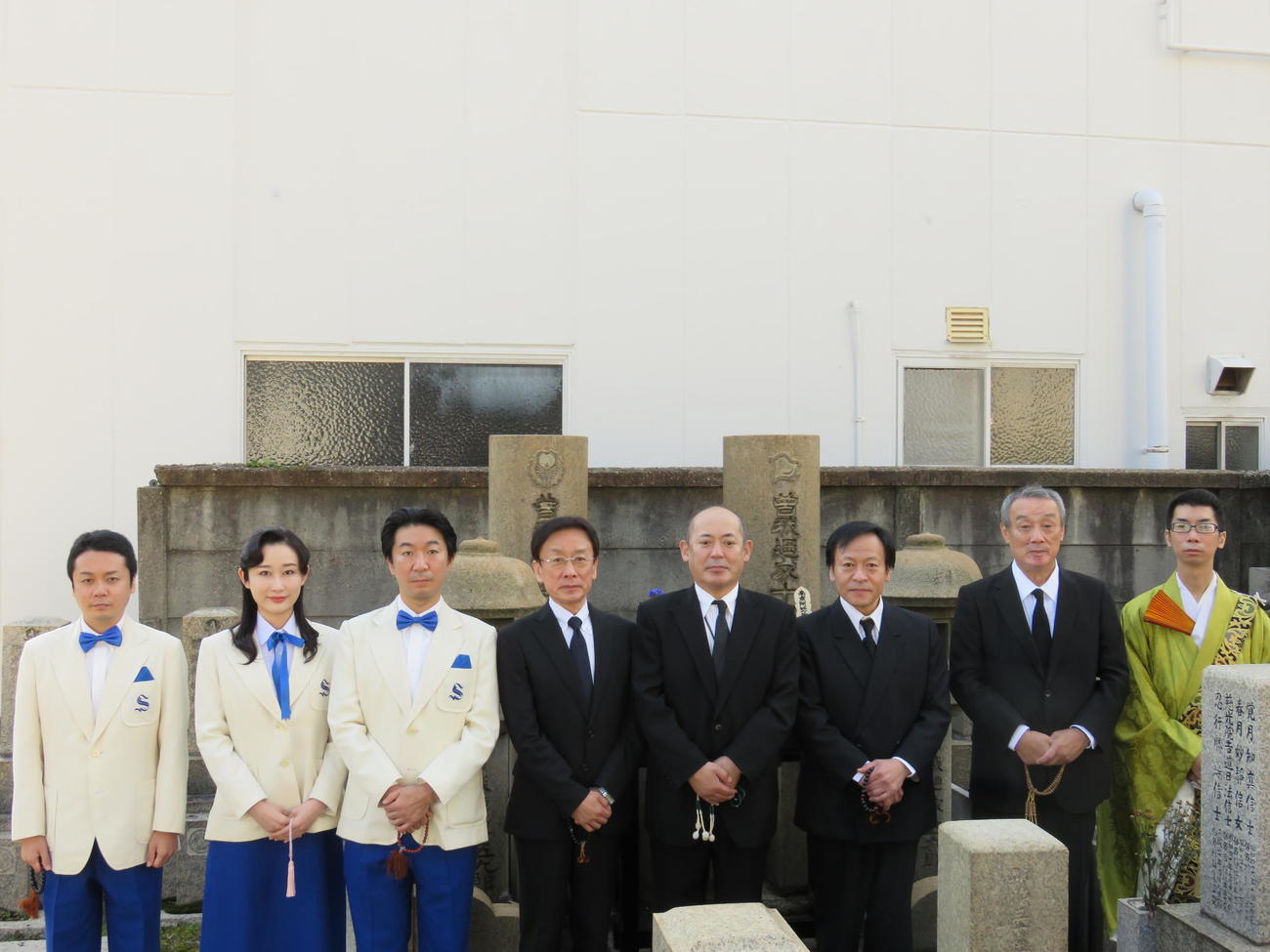 曽我廼家五郎・十郎の墓参りを行った（左から）竹本真之、桑野藍香、植栗芳樹、曽我廼家玉太呂、曽我廼家寛太郎、曽我廼家八十吉、曽我廼家文童（撮影・村上久美子）