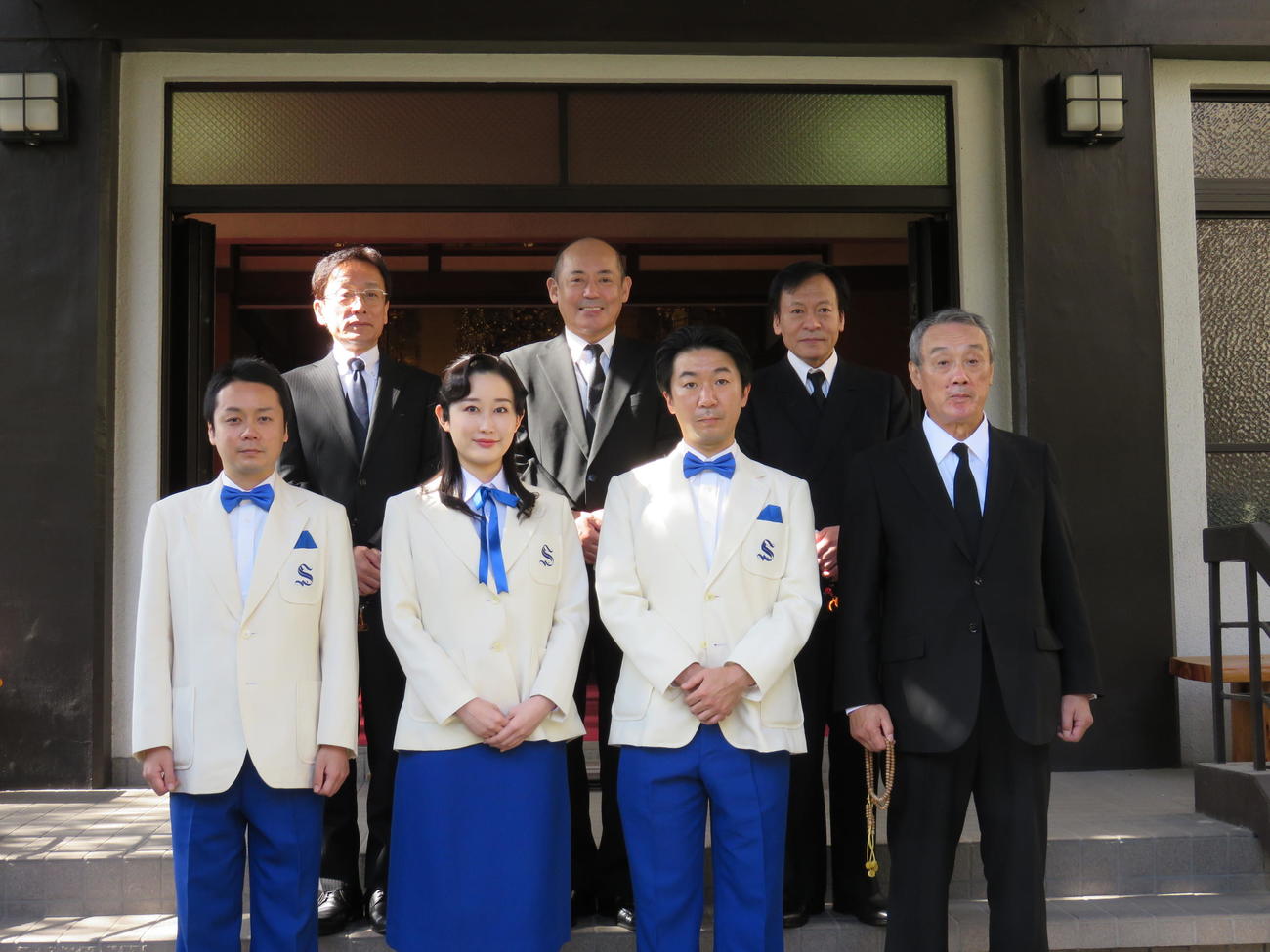 曽我廼家五郎・十郎の墓参で、襲名を報告した（前列左から）竹本真之、桑野藍香、植栗芳樹、曽我廼家文童（後列左から）曽我廼家玉太呂、曽我廼家寛太郎、曽我廼家八十吉（撮影・村上久美子）