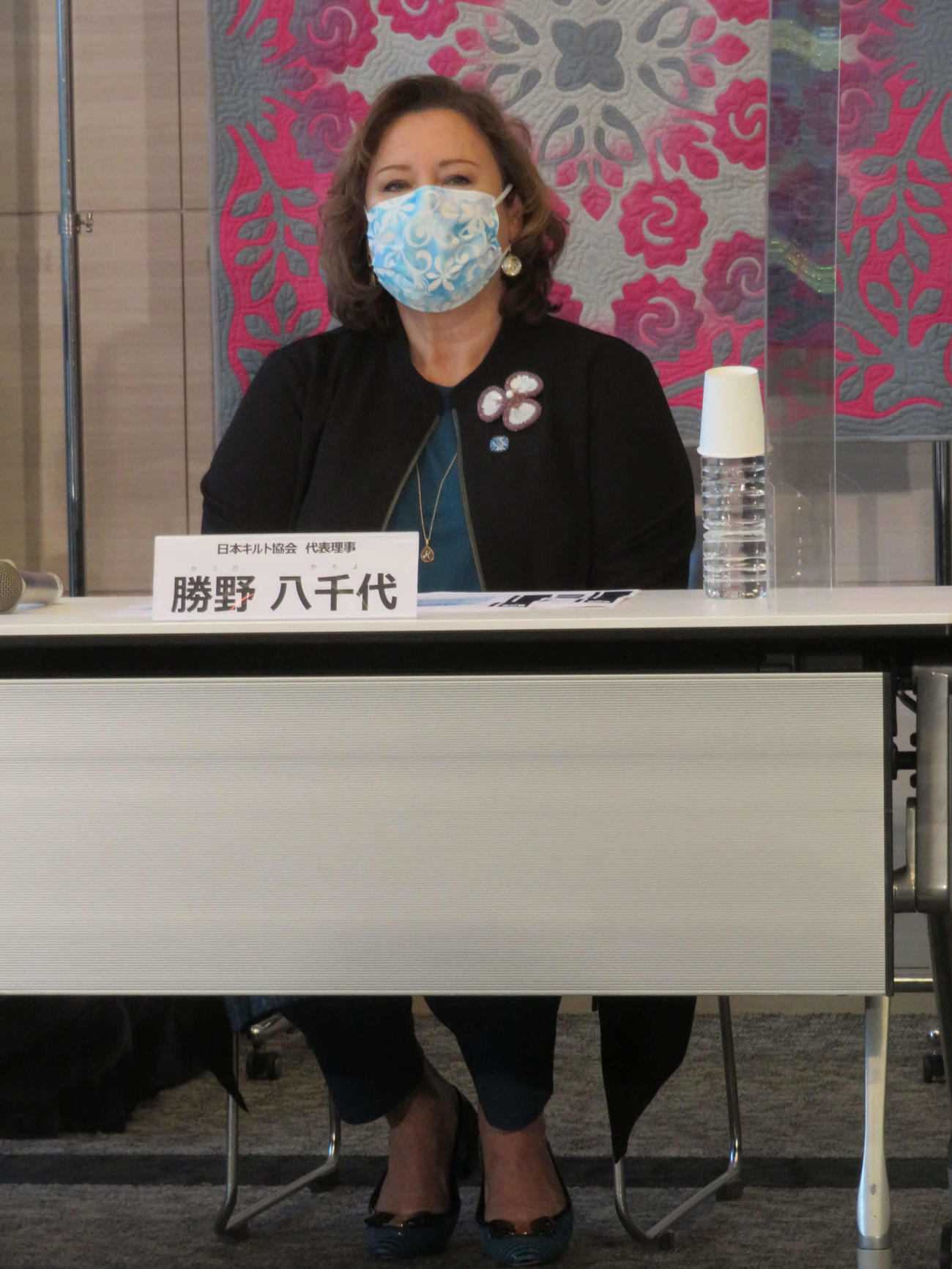 日本キルト協会設立記念会見で趣旨を語るキャシー中島（撮影・村上幸将）