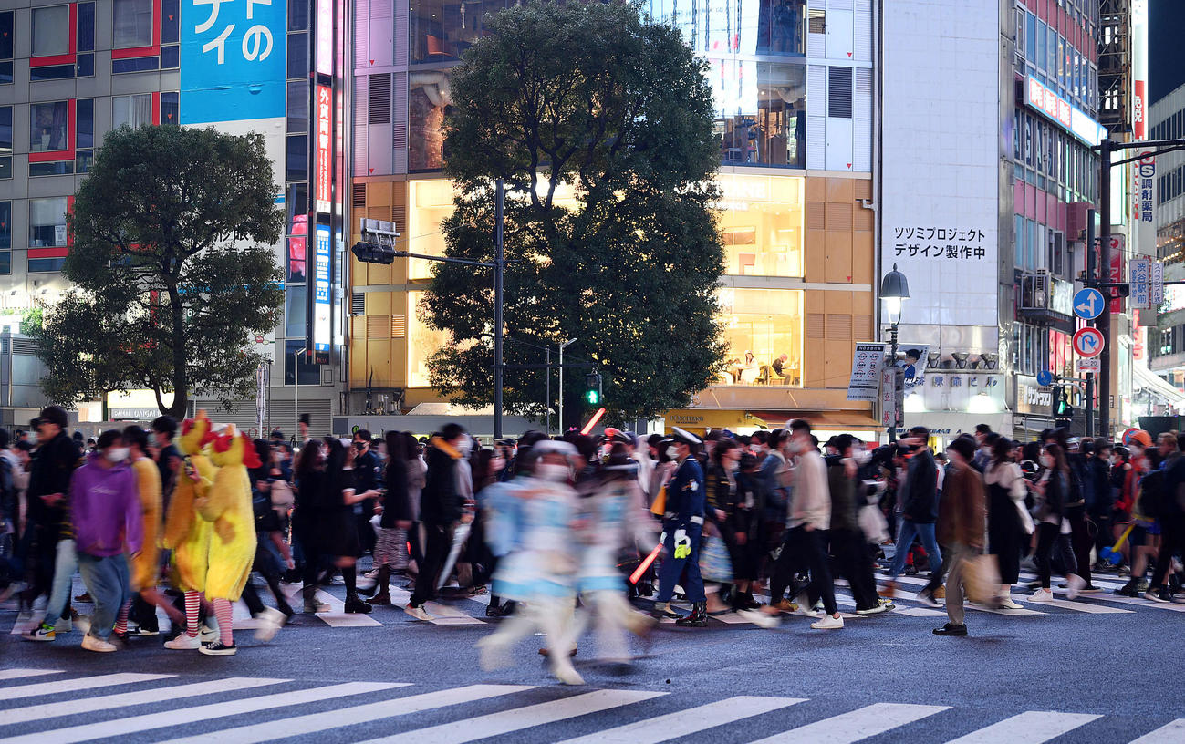 ハロウィーンで多くの人であふれた渋谷駅前のスクランブル交差点（2021年10月31日撮影）