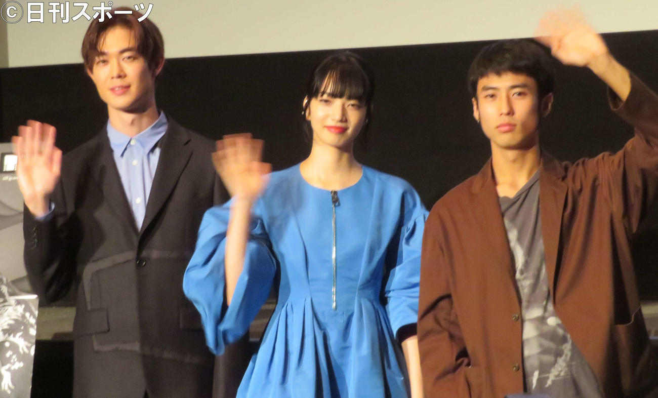 東京国際映画祭で行われた映画「ムーンライト・シャドウ」舞台あいさつに登壇した、左から宮沢氷魚、小松菜奈、佐藤緋美（撮影・村上幸将）