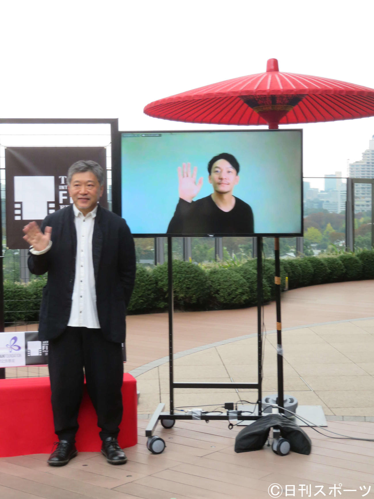 東京国際映画祭が国際交流基金アジアセンターと共催した「トークシリーズ＠アジア交流ラウンジ」でオンラインで対談した、是枝裕和監督とチャン・チェン（撮影・村上幸将）
