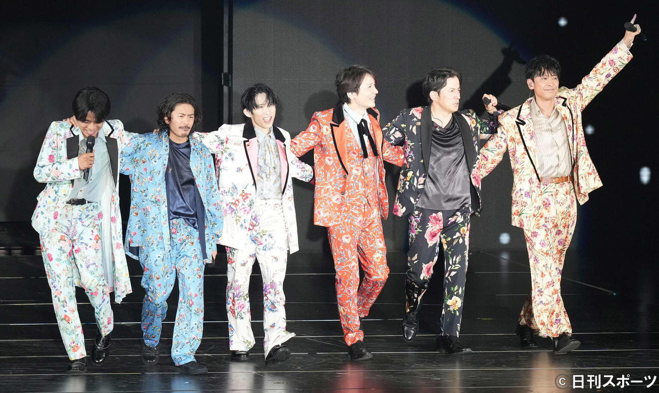 「LIVE TOUR V6 groove」のアンコールで再登場したV6。左から井ノ原快彦、森田剛、三宅健、長野博、岡田准一、坂本昌行（撮影・鈴木みどり）