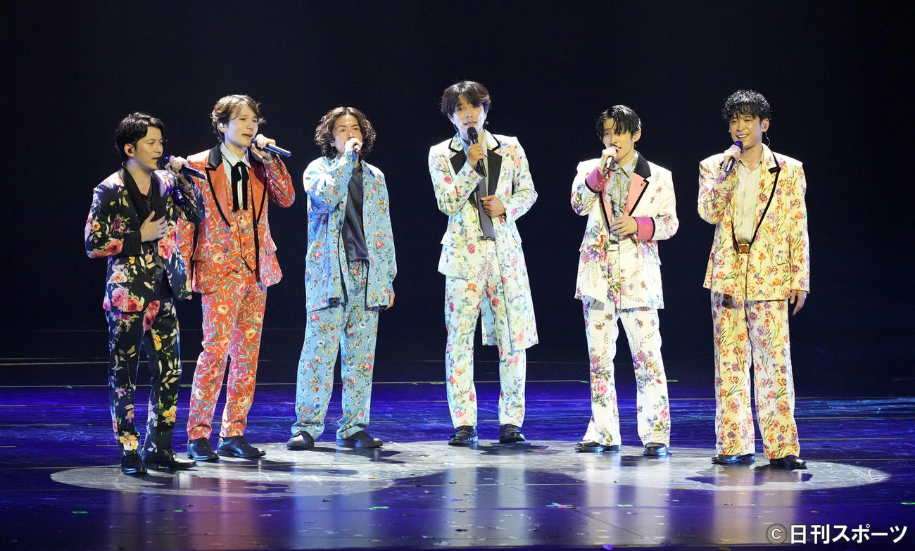 「LIVE TOUR V6 groove」でパフォーマンスするV6。左から岡田准一、長野博、森田剛、井ノ原快彦、三宅健、坂本昌行（撮影・鈴木みどり）