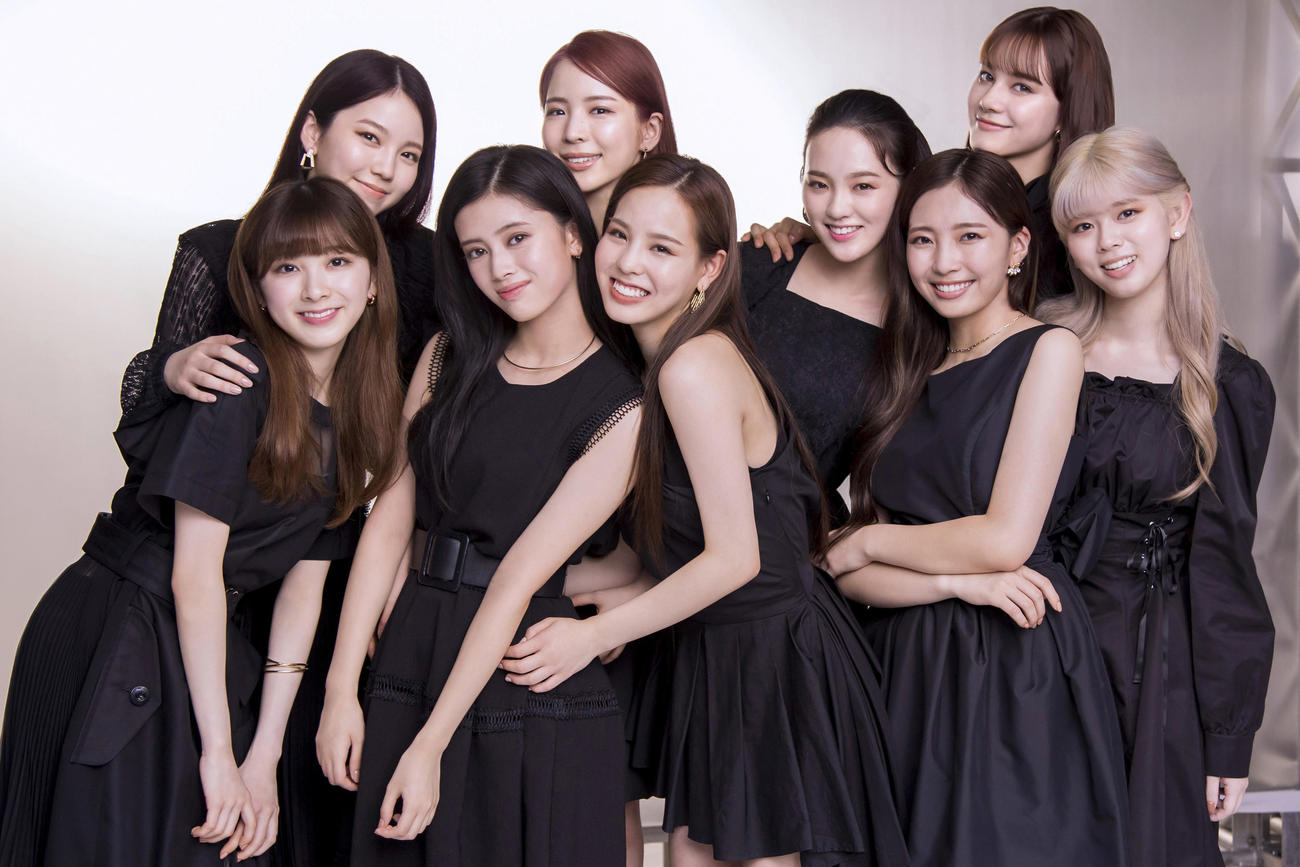 NiziU。前列左からMIIHI、RIMA、MAKO、MAYUKA、RIKU。後列左からAYAKA、MAYA、RIO、NINA