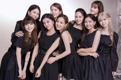 NiziU。前列左からMIIHI、RIMA、MAKO、MAYUKA、RIKU。後列左からAYAKA、MAYA、RIO、NINA