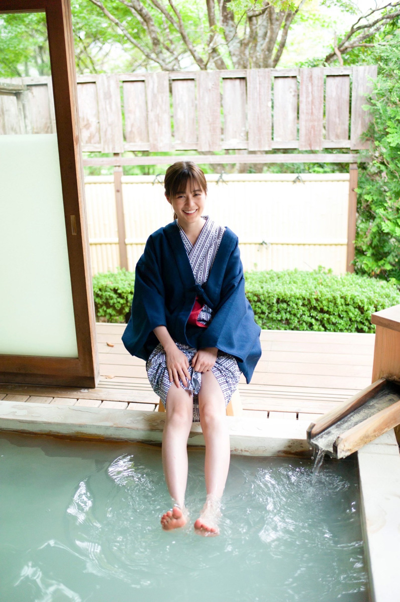「生田絵梨花　乃木坂46卒業記念メモリアルブック」の先行カット。撮影／細居幸次郎