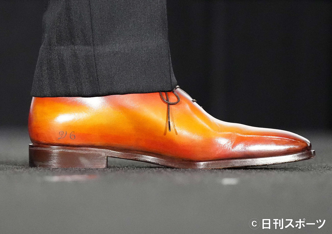 映画「燃えよ剣」公開御礼舞台あいさつに、岡田准一は中居正広から贈られた「V6」の文字が入った靴を履いて登壇（撮影・江口和貴）