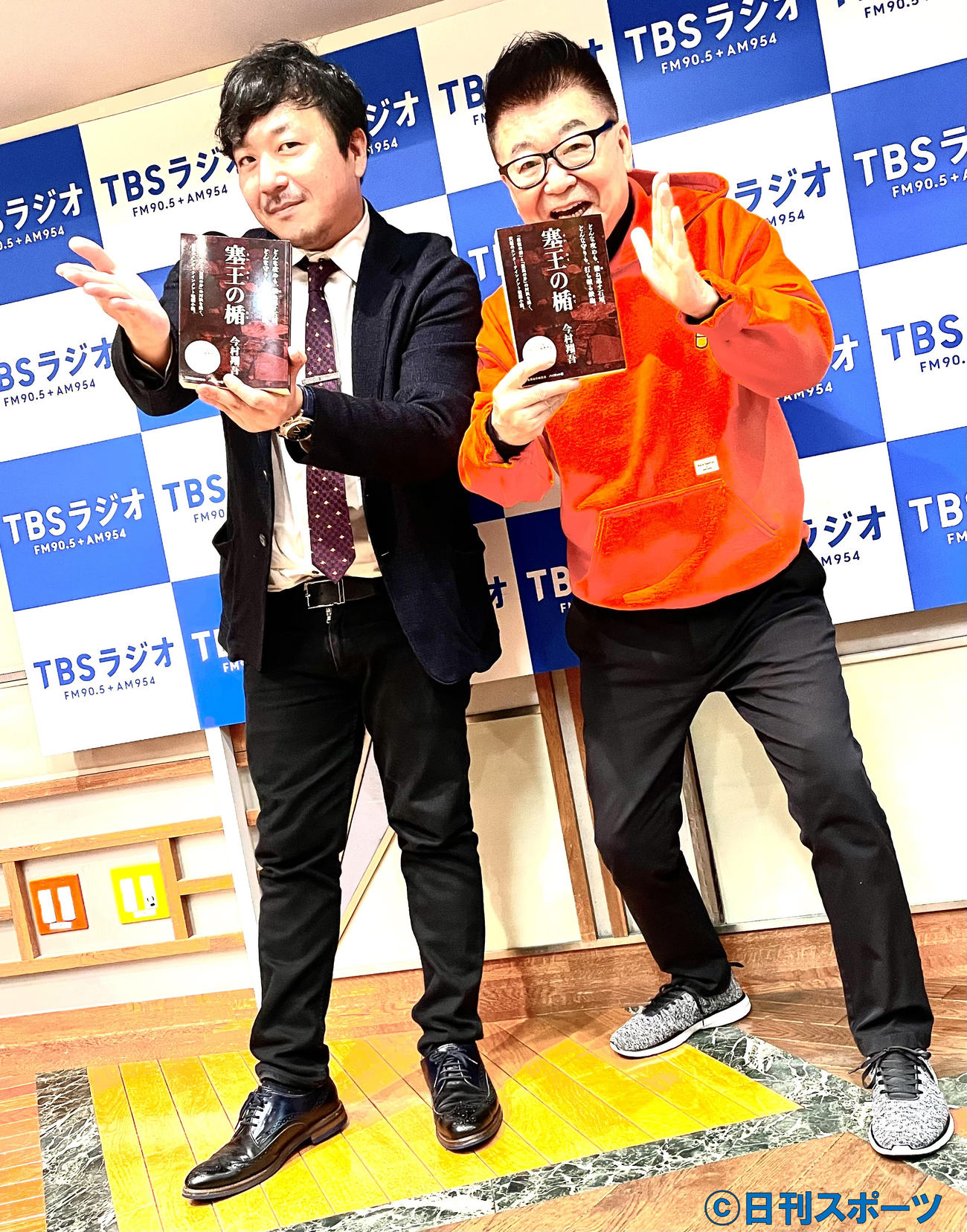 「塞王の楯」を手にする今村翔吾氏（左）と生島ヒロシ