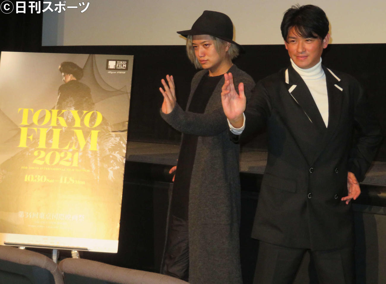 東京国際映画祭ジャパニーズ・アニメーション部門の特撮特集「仮面ライダーBLACK」トークショーで変身ポーズをする井上正大（左）と賀集利樹（撮影・村上幸将）