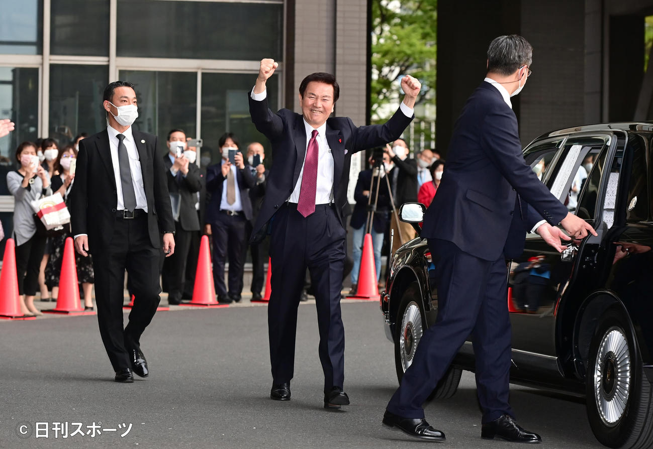 千葉県知事を退任、退庁時に大勢の職員から見送られた森田千葉県知事（21年4月2日撮影）
