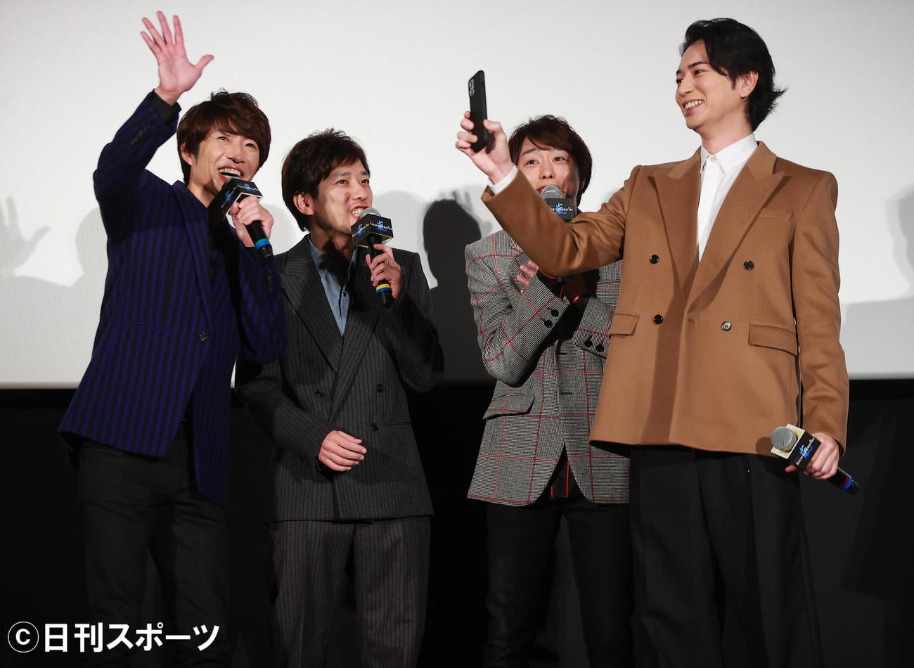 映画『ARASHI 5×20 FILM』先行上映初日に、サプライズで舞台あいさつを行った左から相葉雅紀、二宮和也、櫻井翔、松本潤は、笑顔で動画撮影（撮影・野上伸悟）
