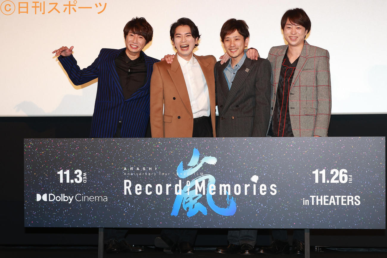 映画『ARASHI 5×20 FILM』先行上映初日に、サプライズで舞台あいさつを行い肩を組む左から相葉雅紀、松本潤、二宮和也、櫻井翔（撮影・野上伸悟）