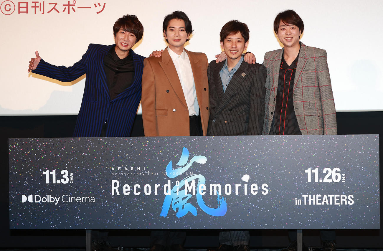 映画『ARASHI 5×20 FILM』先行上映初日に、サプライズで舞台あいさつを行い肩を組む左から相葉雅紀、松本潤、二宮和也、櫻井翔（撮影・野上伸悟）