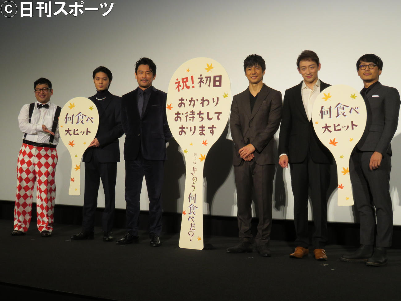 映画「きのう何食べた？」の公開初日舞台あいさつを行った（左から）チャンカワイ、磯村勇斗、内野聖陽、西島秀俊、山本耕史、中江和仁監督