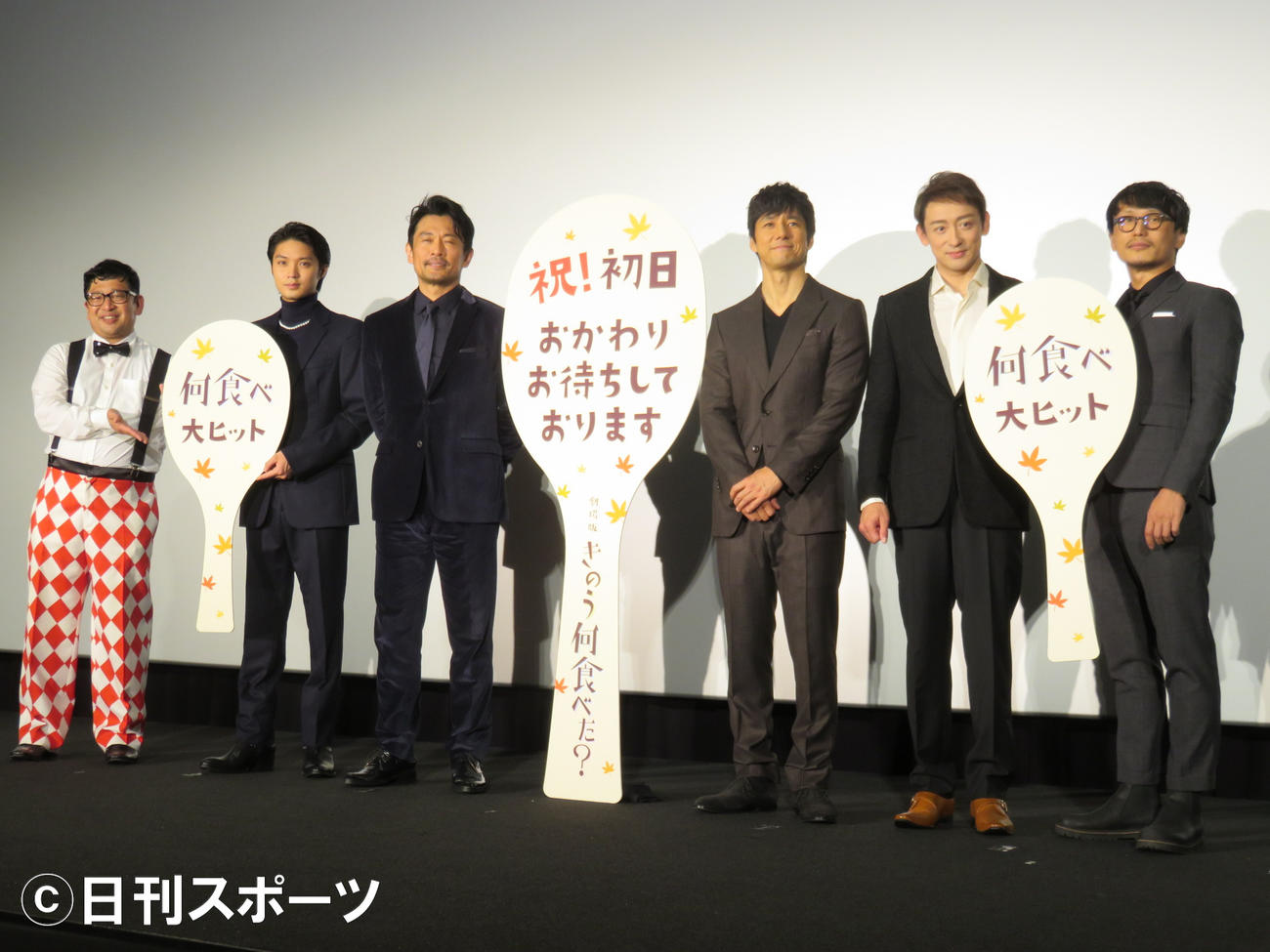 映画「きのう何食べた？」の公開初日舞台あいさつを行った（左から）チャンカワイ、磯村勇斗、内野聖陽、西島秀俊、山本耕史、中江和仁監督