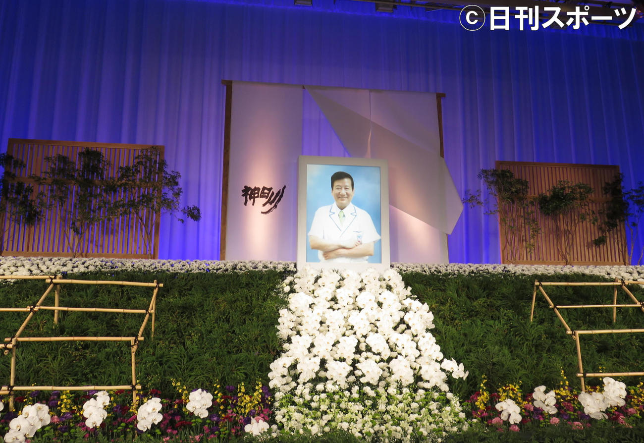 告別式となったお別れの会に設けられた祭壇（撮影・村上久美子）
