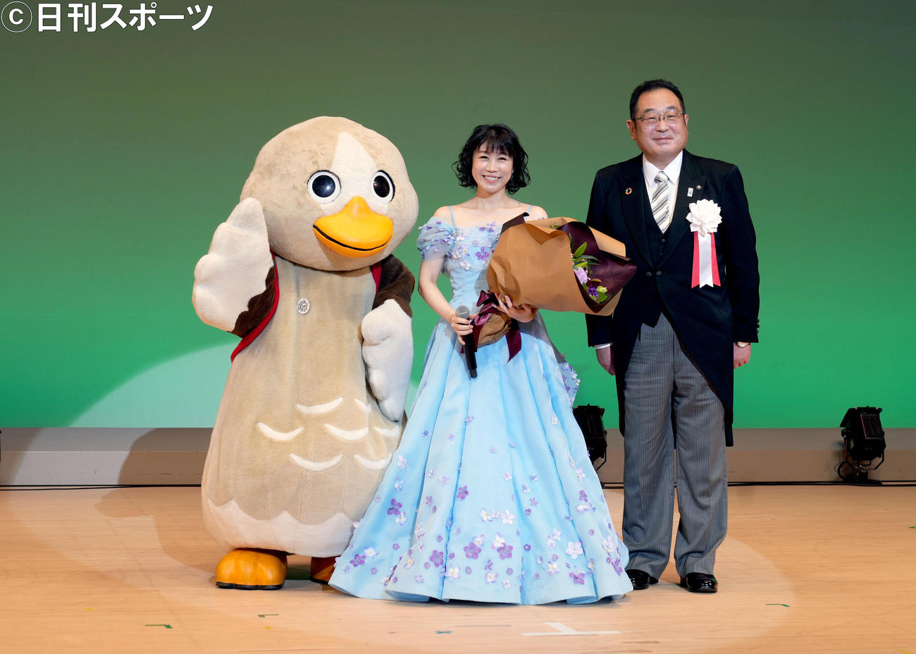大崎市誕生15周年記念式典。（左から）ゆるキャラのパタ崎さん、水森かおり、伊藤康志市長