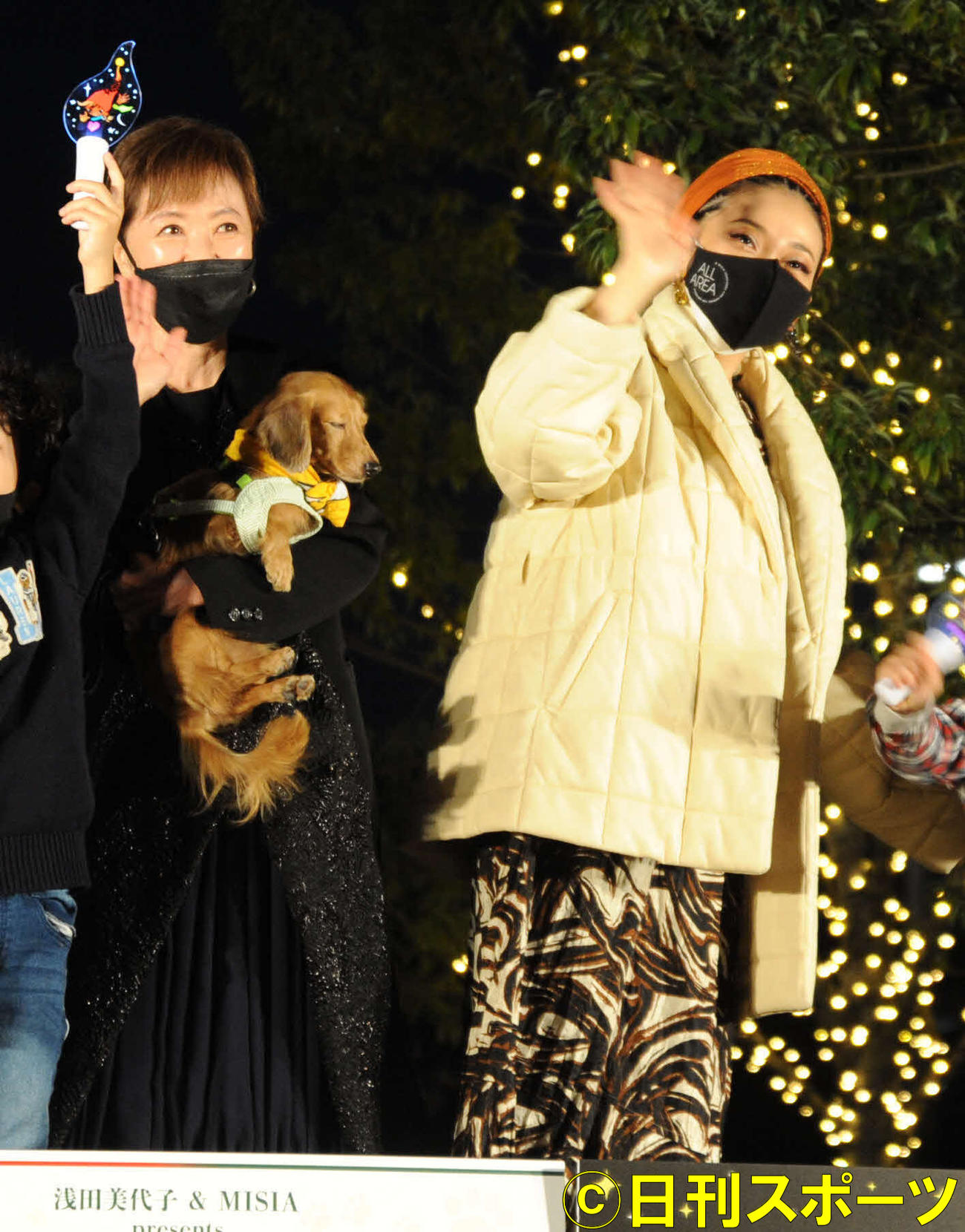 「MISIAの木」植樹・点灯式に出席した歌手のMISIA（右）と浅田美代子