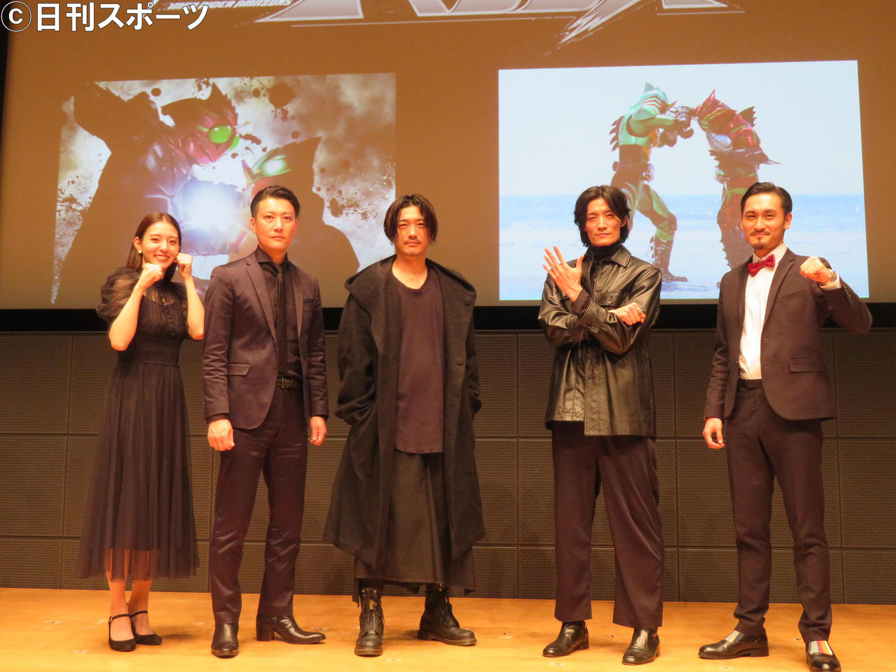 「仮面ライダーアマゾンズ」トークイベントにサプライズで登壇した、左から宮原華音、俊藤光利、谷口賢志、田邊和也、高木勝也（撮影・村上幸将）