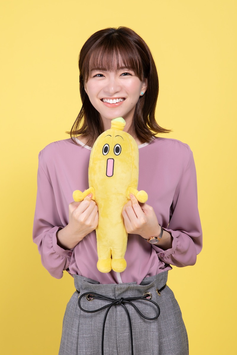 “ナナナ”のぬいぐるみを抱っこする岡崎紗絵（ごほうびごはんオフィシャルブログから）