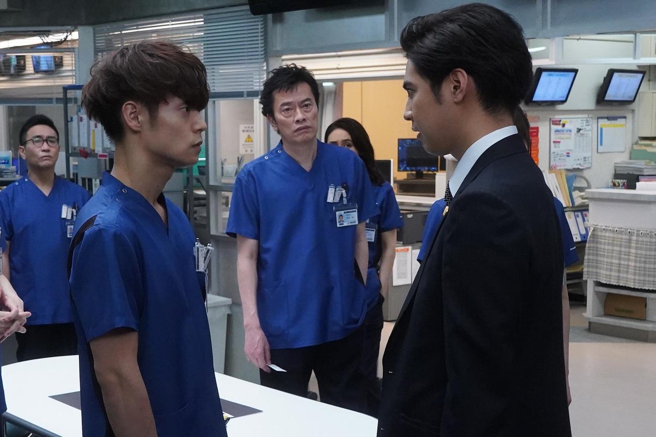 左から田中福男（八嶋智人）、五十嵐唯織（窪田正孝）、小野寺俊夫（遠藤憲一）らが見守る中、ラジエーションハウスメンバーの仕事をチェックする弁護士の武藤健（片寄涼太）（C）フジテレビ
